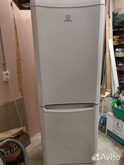 Холодильник Indesit (требует ремонта)