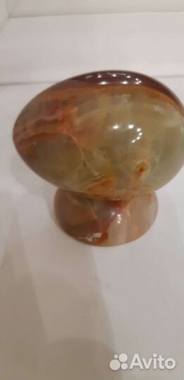 Яйцо на подставке из оникса