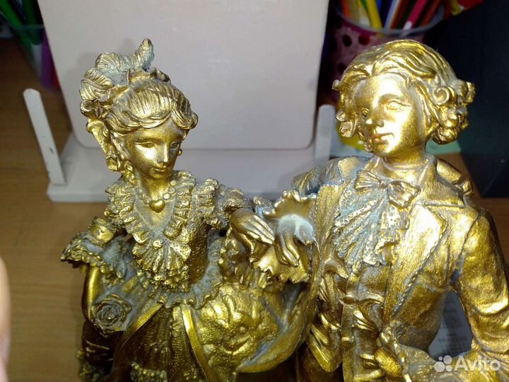 Красивая статуэтка