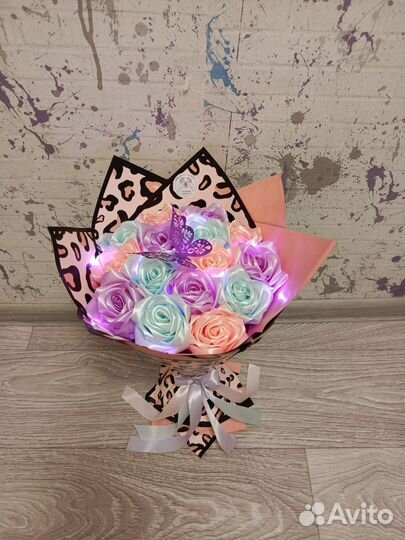 Букет из атласных роз 15