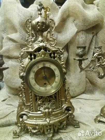 Часы каминные с канделябрами.Бронза