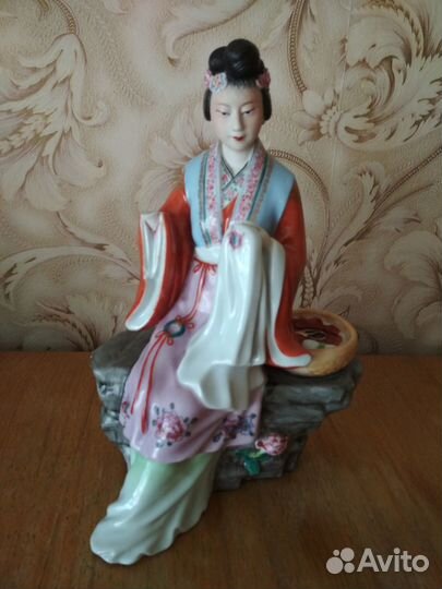 Старинные фарфоровые статуэтки