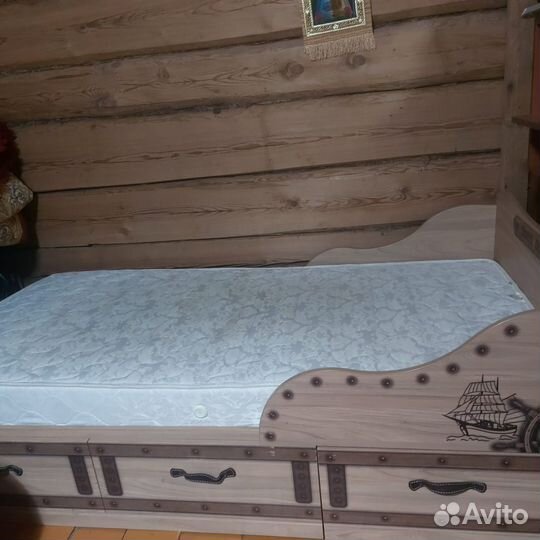 Кровать односпальная с ящиками и матрасом