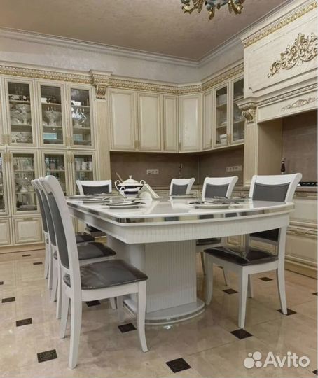 Обеденный стол со стульями