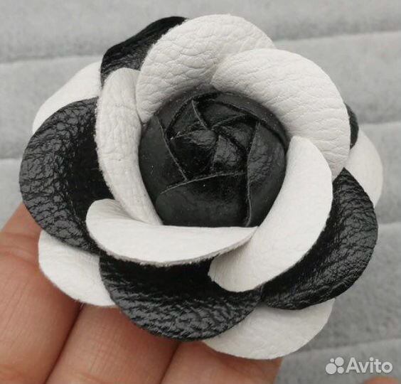 Брошь роза из эко кожи резинка для волос