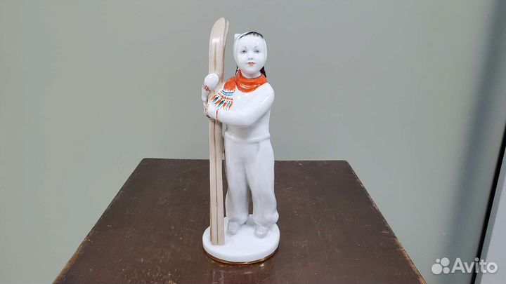 Статуэтка фарфор лыжница лфз 1957 год оригинал