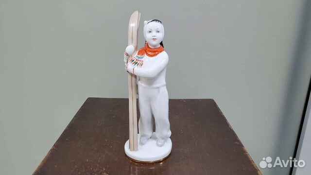 Статуэтка фарфор лыжница лфз 1957 год оригинал