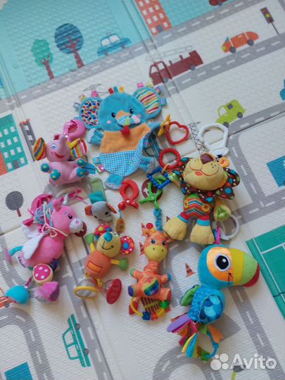 Игрушки на коляску или в кроватку для малыша