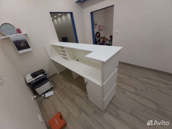 Стойка ресепшн, новая