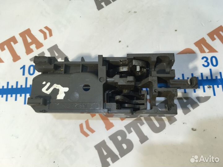 Тойота Хайлюкс Ручка внутренняя задней двери Прав