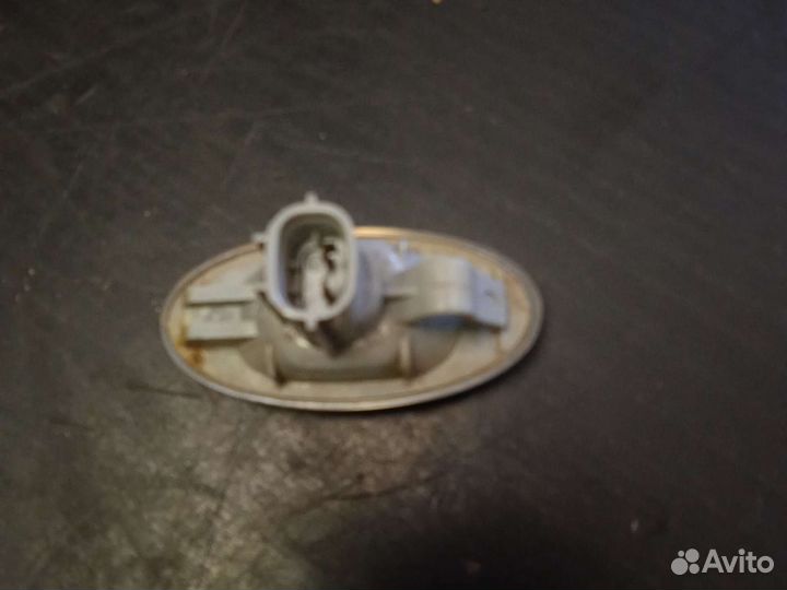 Повторитель на крыло белый Mazda 3 (BL)