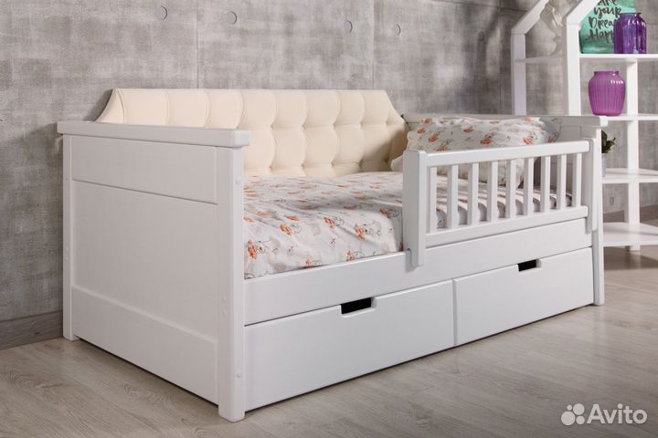 Кровать с мягкой спинкой