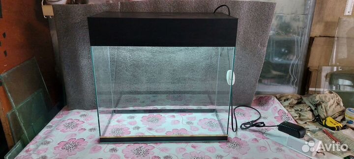 Аквариум и домики для рыбок