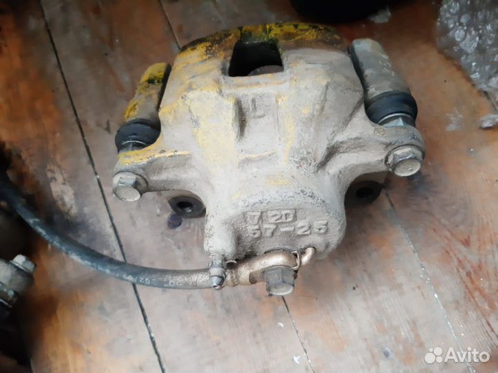 Суппорта передние на Toyota Caldina AZT246W