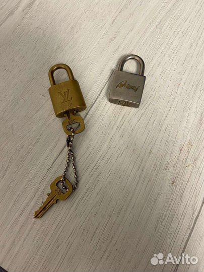 Замки louis vuitton и brioni