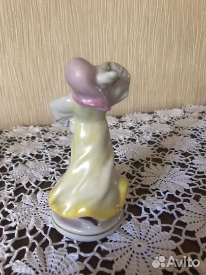 Фарфоровая статуэтка плясунья