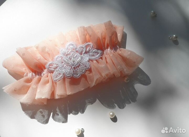 Подвязка на ногу нежных тонов