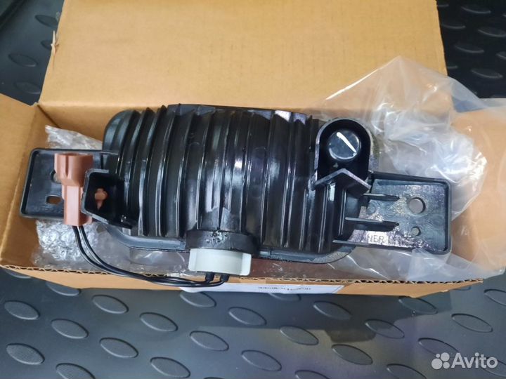 Фонарь задний противотуманный Mitsubishi Pajero 4