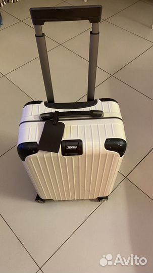 Чемодан на колесах rimowa