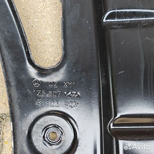 Направляющая заднего бампера Skoda Octavia (A5)