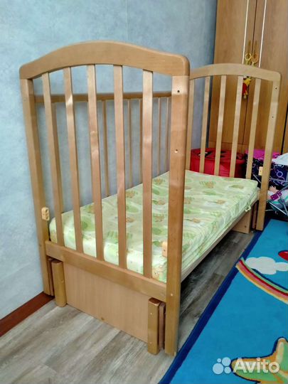Детская кроватка с продольным маятником