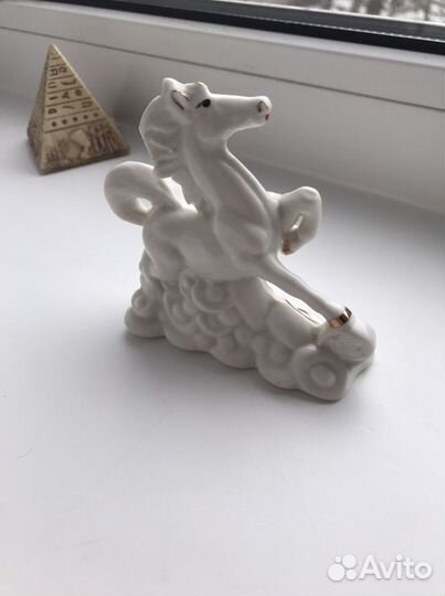 Статуэтка лошадь