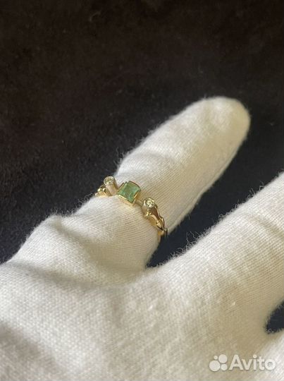 Золотое кольцо с изумрудом и бр 750