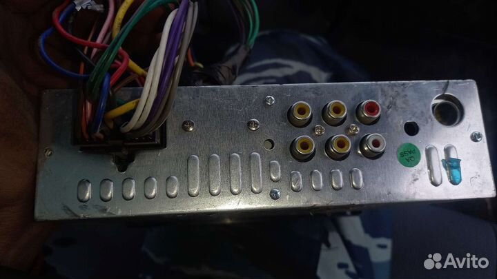 Автомагнитола с выдвижным экраном