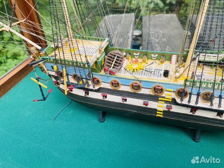 Модель корабля парусник в витрине