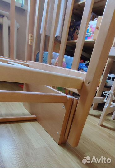 Детская кроватка с продольным маятником