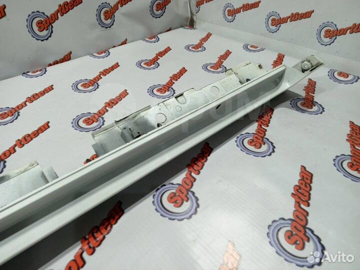 Накладка порога правая Toyota Prius Alpha ZVW40W