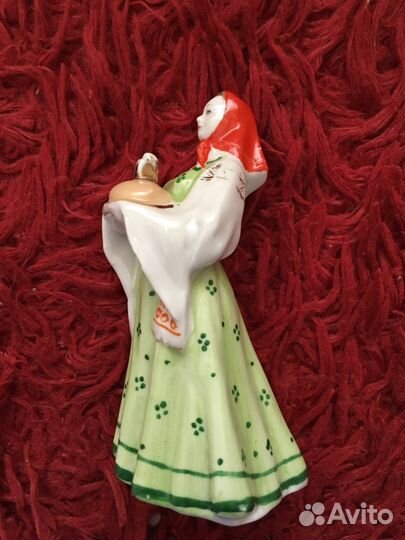 Статуэтка Девушка с караваем Дулево