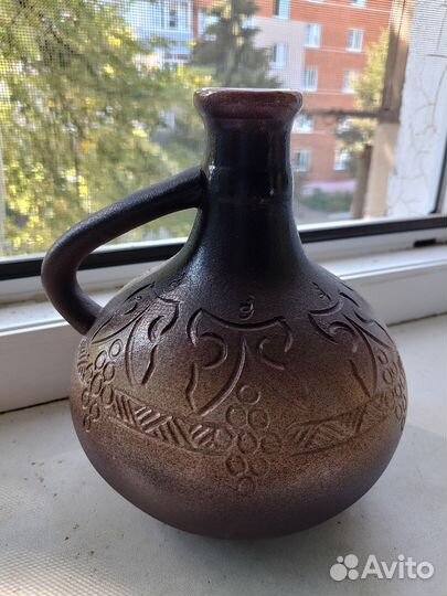 Глиняный кувшин для вина