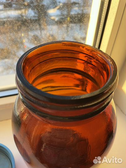 Банка из коричневого стекла с крышкой