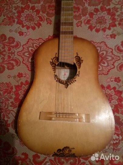 Продаю большую шестиструнную гитару