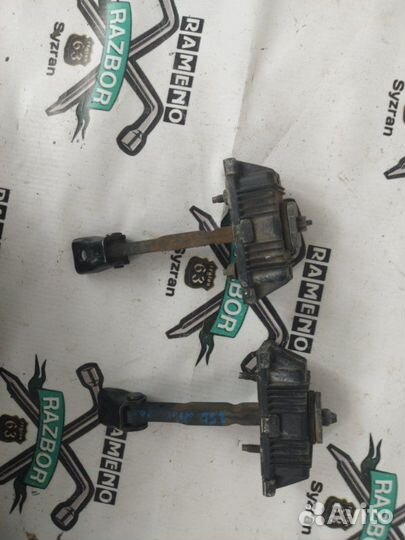 Ограничитель двери задний Toyota Avensis T25