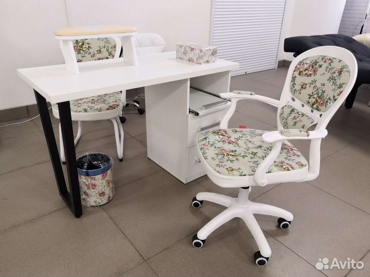 Маникюрный стол