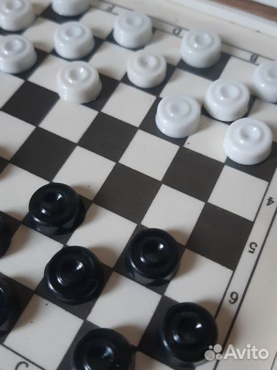 Набор дорожных магнитных шашек в коробке. СССР