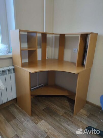 Угловой компьютерный стол