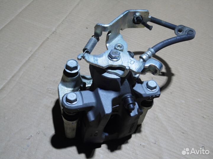 Суппорт задний правый Тойота Приус 50