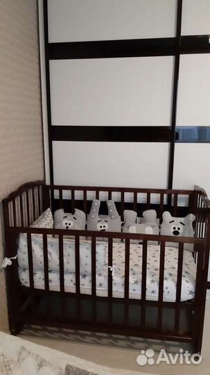 Детская кроватка с маятником