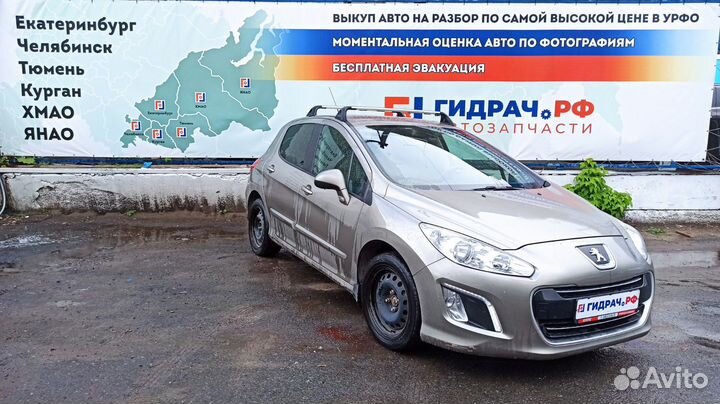 Подлокотник Peugeot 308 7589SV. Дефект крепления