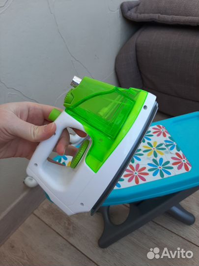 Детская гладильная доска и утюг (игрушки)