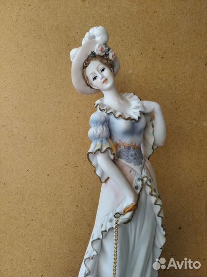 Статуэтка Дама с собачкой