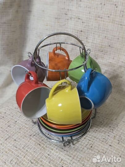 Кофейные чашки с блюдцами