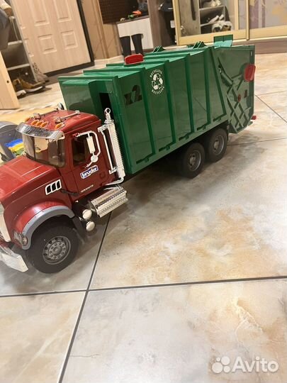 Мусоровоз bruder Mack