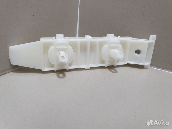 Направляющая переднего бампера Suzuki Grand Vitara