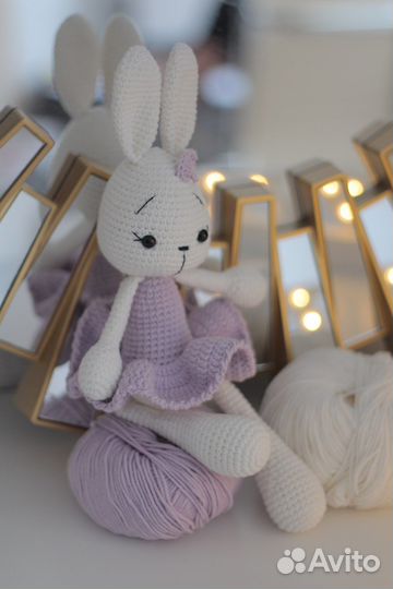 Вязаная игрушка зайка-балерина