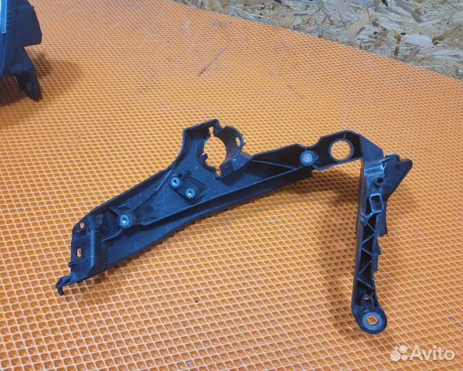 Кронштейн правый Audi A4 Iv B8 cdhb 2009