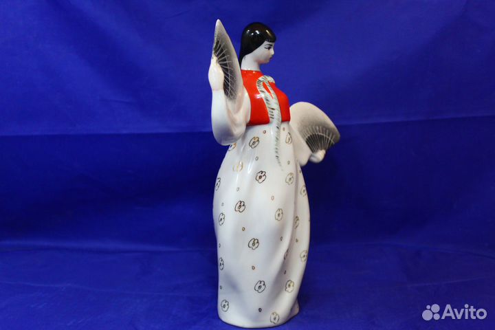 Фарфоровая статуэтка Девушка кореянка китаянка с д